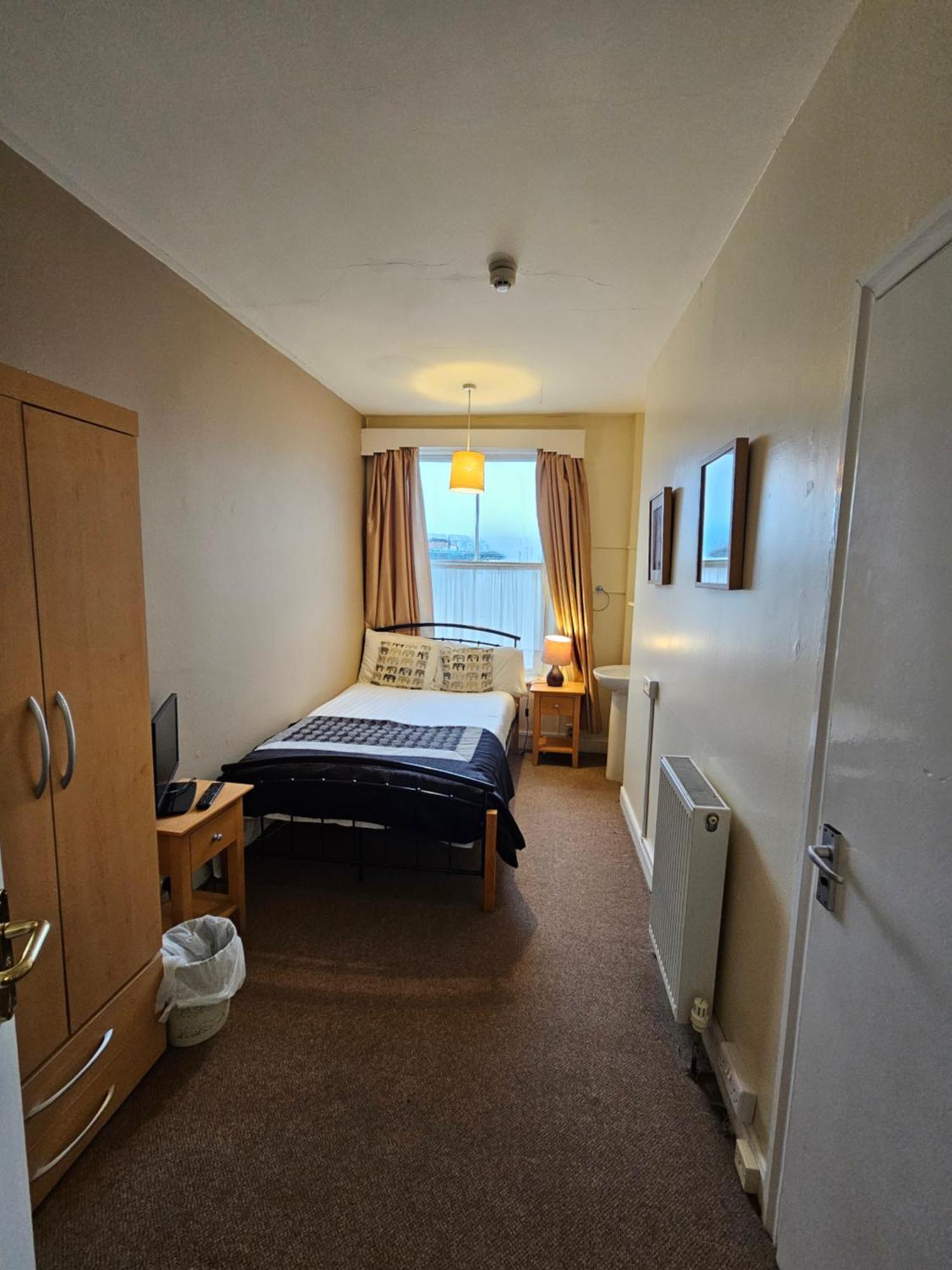 Rivelyn Bar & Restaurant Hotel