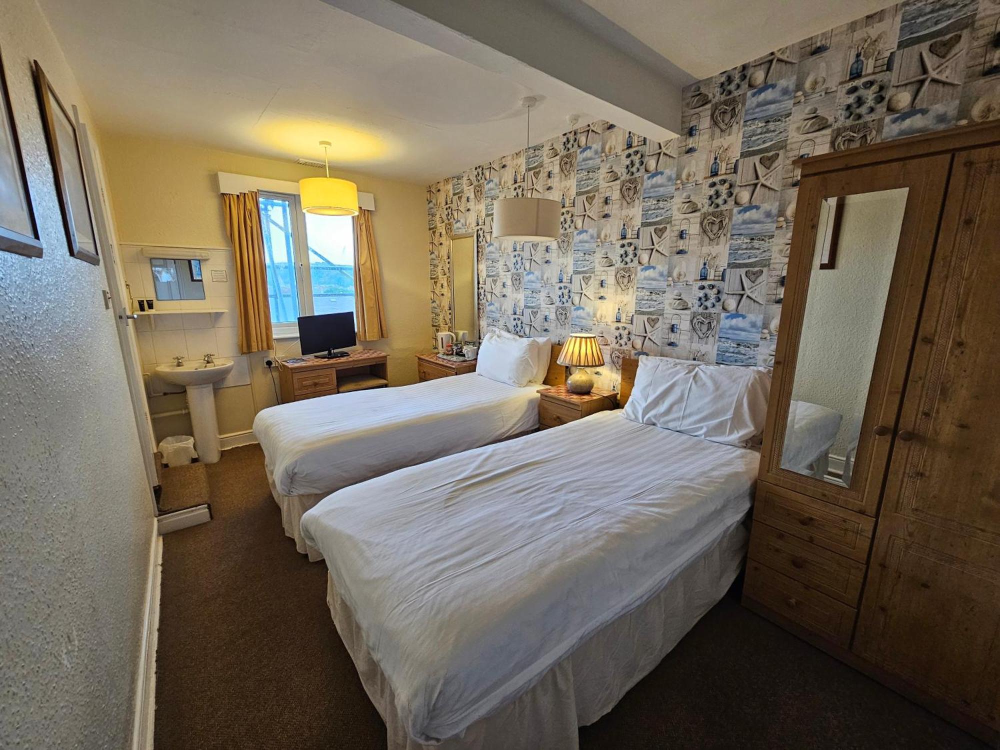 Rivelyn Bar & Restaurant Hotel