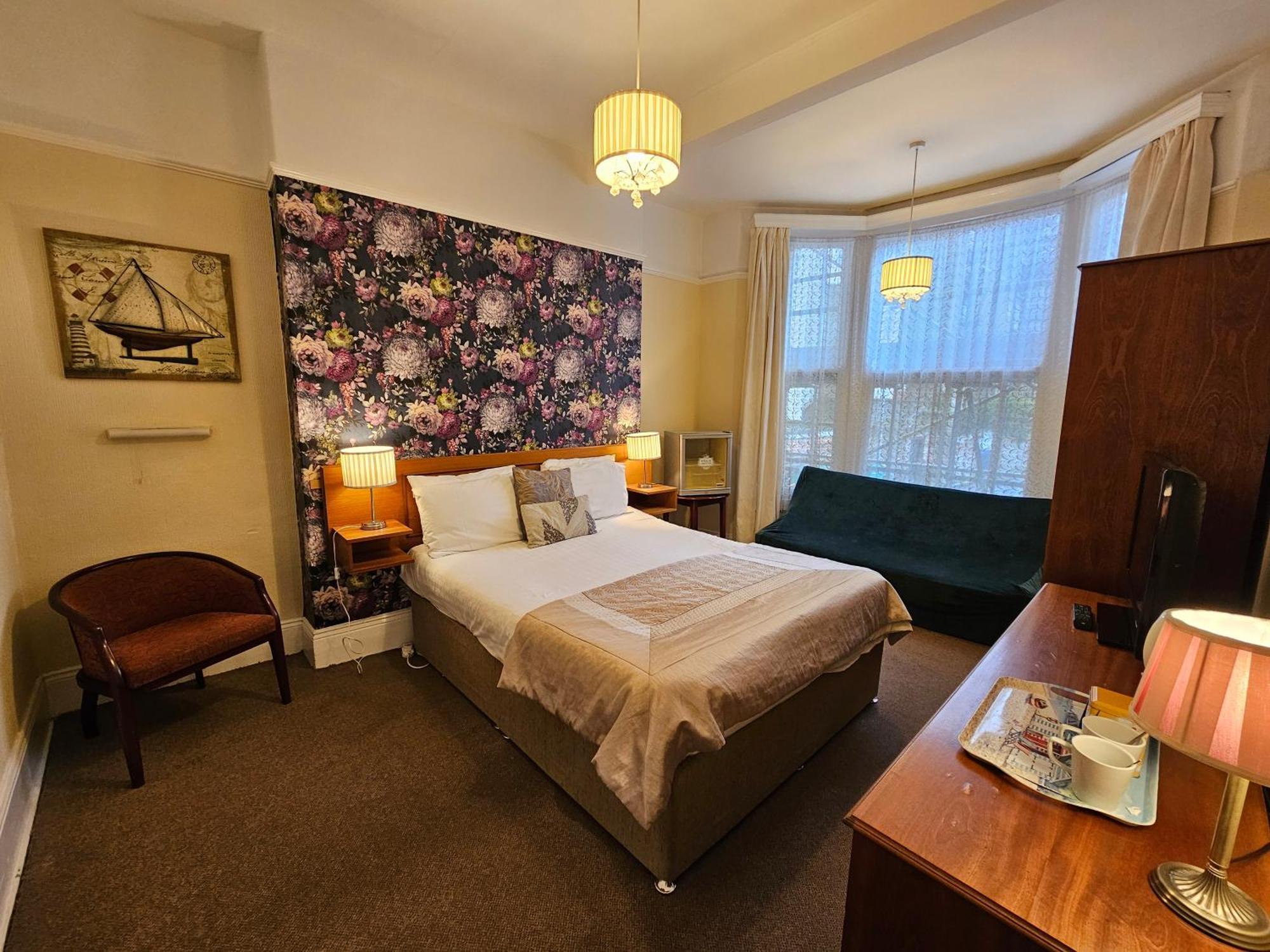Hotel Rivelyn Bar & Restaurant