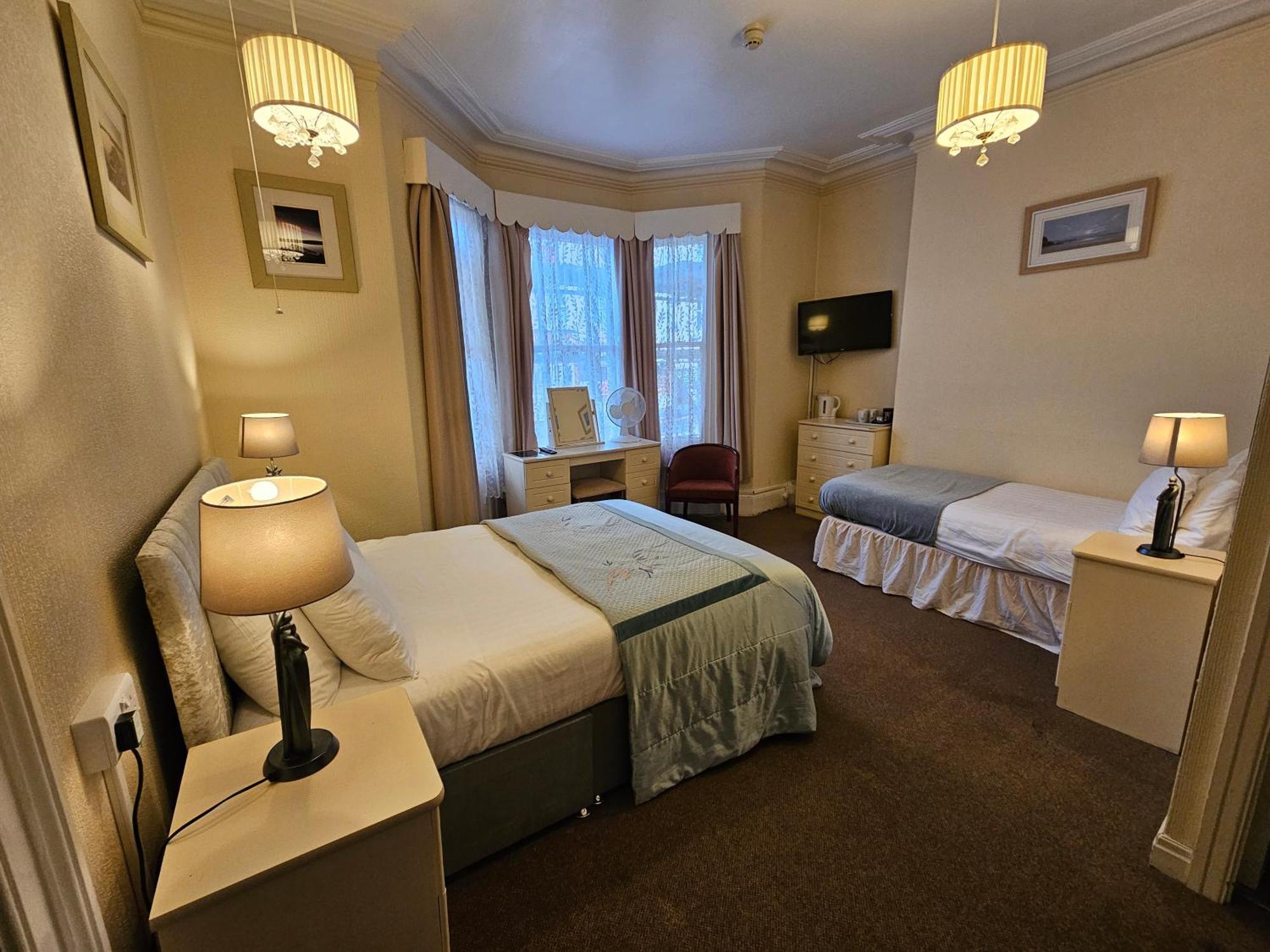 Hotel Rivelyn Bar & Restaurant 3*