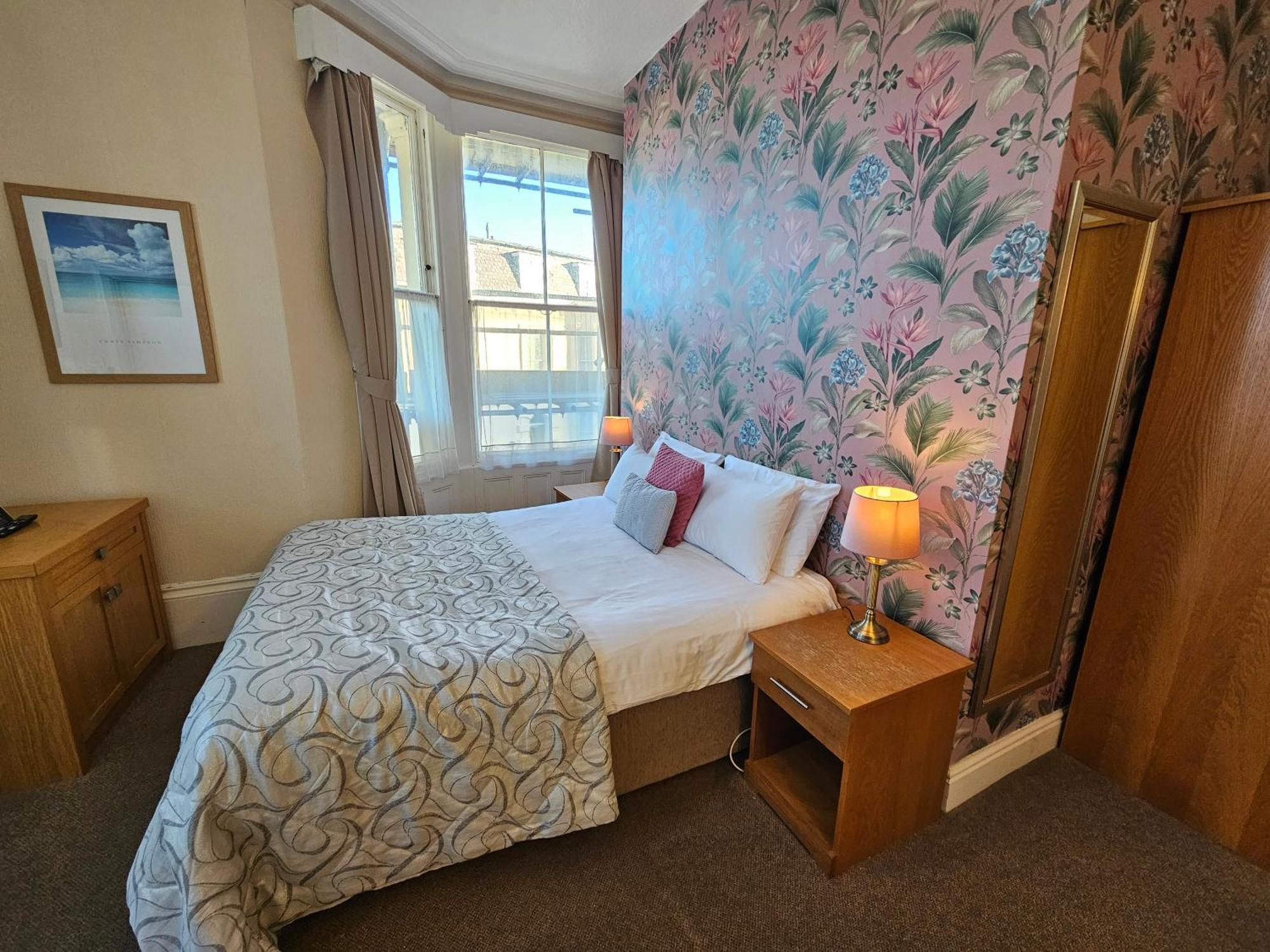 Rivelyn Bar & Restaurant Hotel